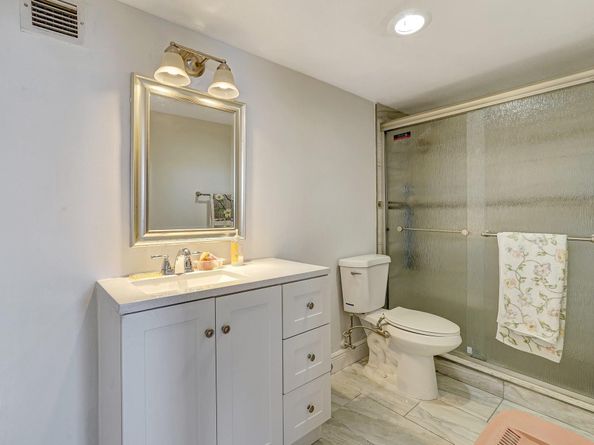 437 Golden Isles Dr 15G, Hallandale Beach FL 33009