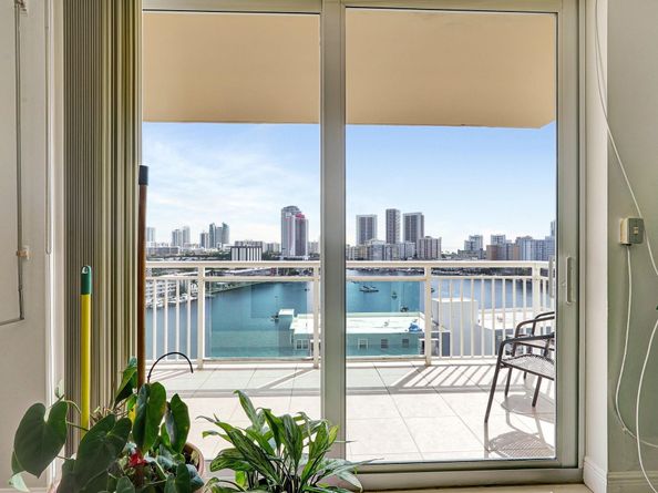 437 Golden Isles Dr 15G, Hallandale Beach FL 33009
