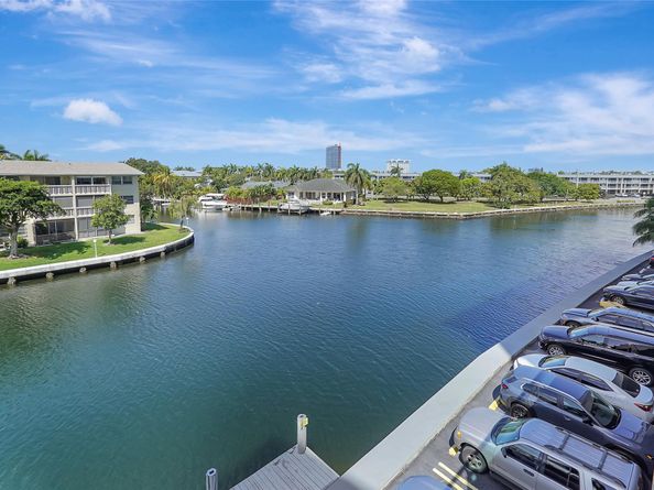 437 Golden Isles Dr 15G, Hallandale Beach FL 33009