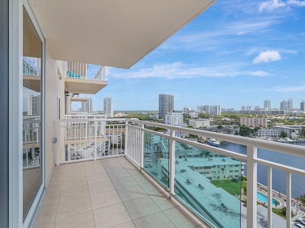 437 Golden Isles Dr 15G, Hallandale Beach FL 33009