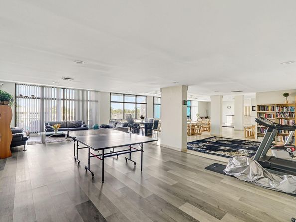 437 Golden Isles Dr 15G, Hallandale Beach FL 33009