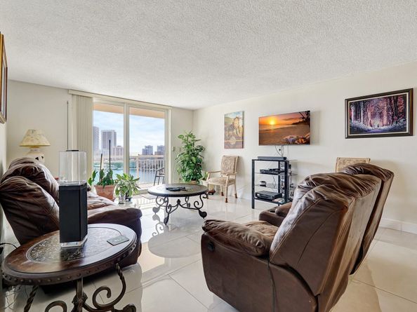 437 Golden Isles Dr 15G, Hallandale Beach FL 33009