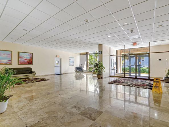 437 Golden Isles Dr 15G, Hallandale Beach FL 33009