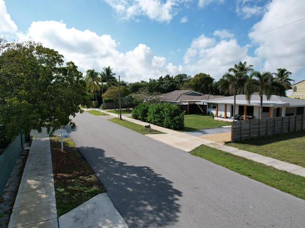 910 SE 3rd Avenue, Delray Beach FL 33483