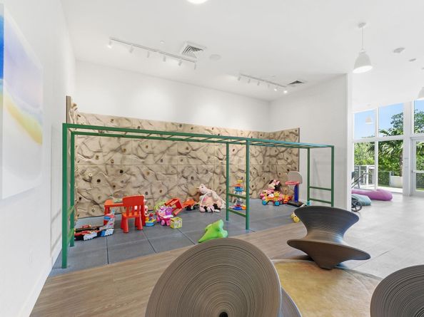 16385 Biscayne Blvd 2516, North Miami Beach FL 33160