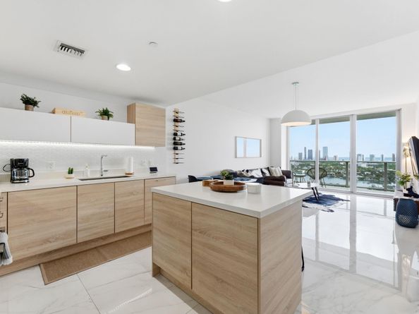 16385 Biscayne Blvd 2516, North Miami Beach FL 33160