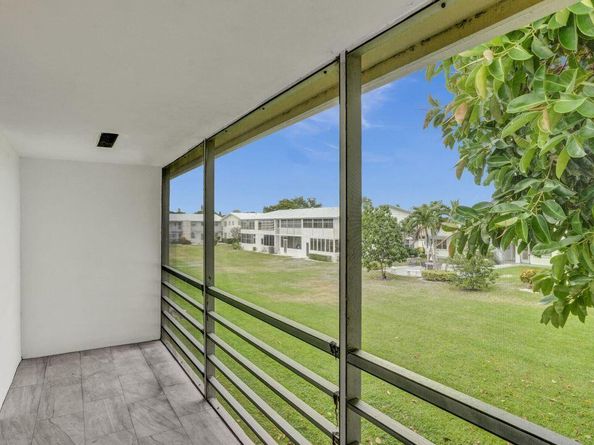 118 Sheffield E, West Palm Beach FL 33417