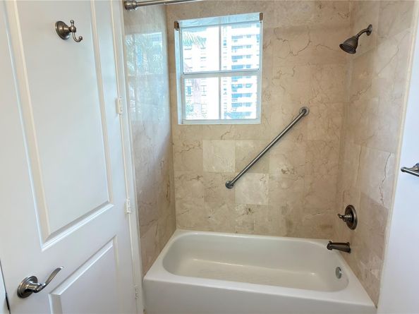 642 Valencia 305, Coral Gables FL 33134