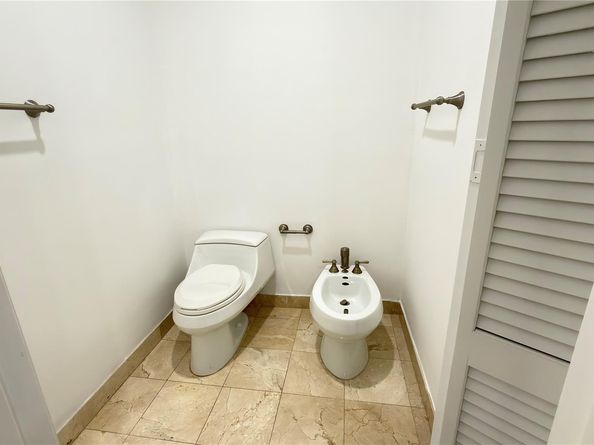 642 Valencia 305, Coral Gables FL 33134