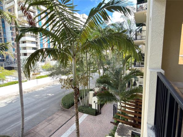 642 Valencia 305, Coral Gables FL 33134