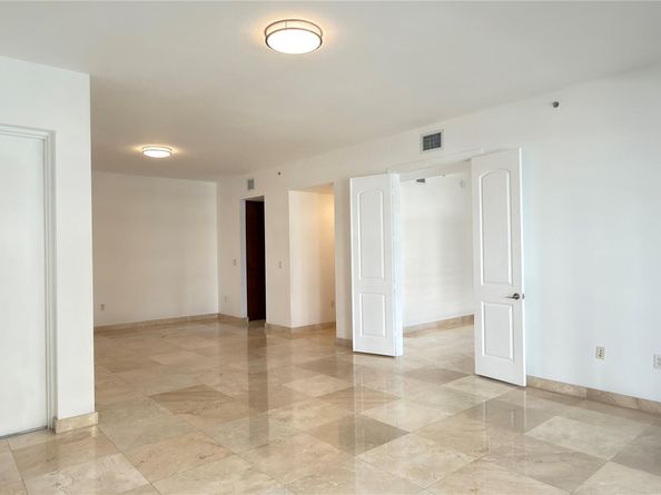 642 Valencia 305, Coral Gables FL 33134