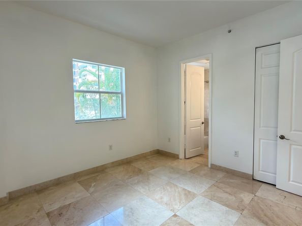 642 Valencia 305, Coral Gables FL 33134