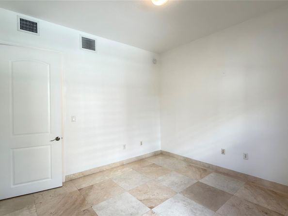 642 Valencia 305, Coral Gables FL 33134