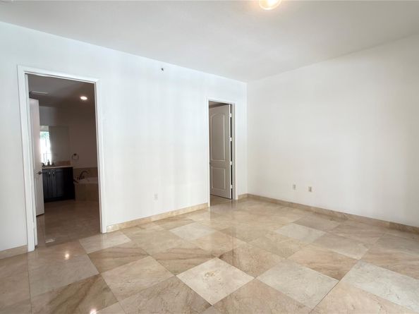 642 Valencia 305, Coral Gables FL 33134