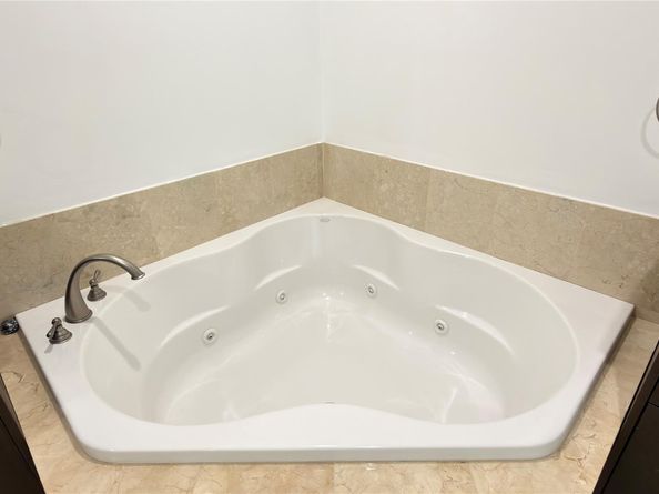 642 Valencia 305, Coral Gables FL 33134