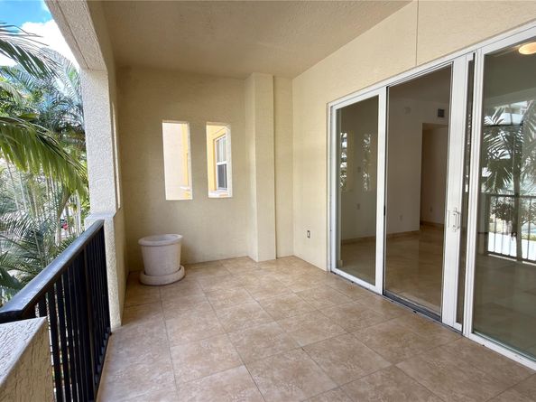 642 Valencia 305, Coral Gables FL 33134