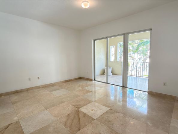 642 Valencia 305, Coral Gables FL 33134