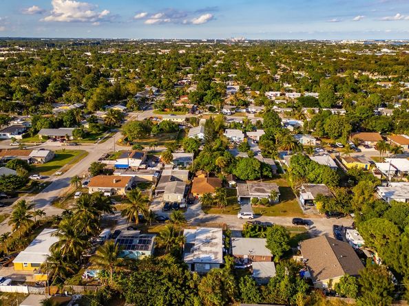 1214 Peak Rd, Lantana FL 33462