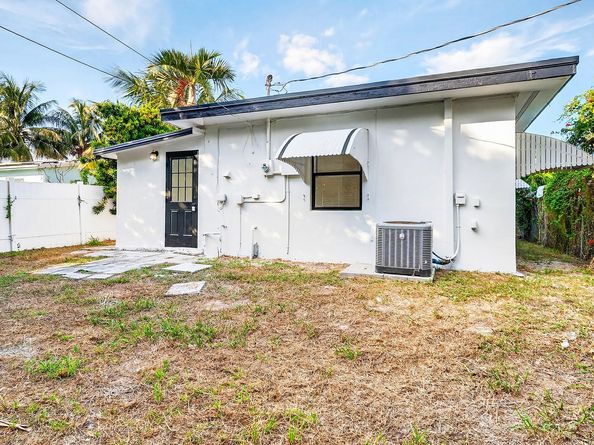 1214 Peak Rd, Lantana FL 33462