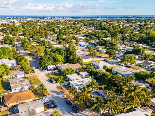 1214 Peak Rd, Lantana FL 33462