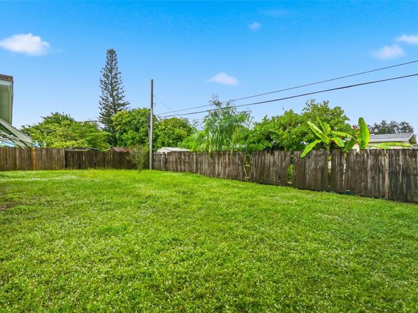 5711 SW 37th Ct, Davie FL 33314