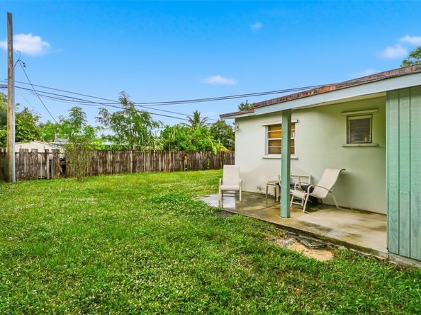 5711 SW 37th Ct, Davie FL 33314