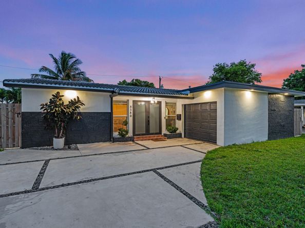 8380 NW 26th Pl, Sunrise FL 33322