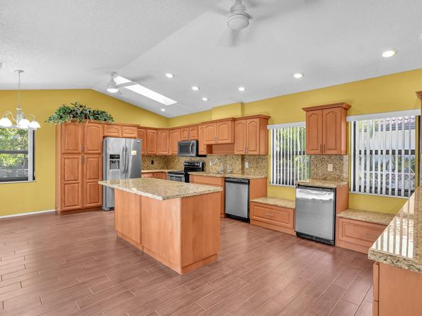 6621 NW 52nd St, Coral Springs FL 33067