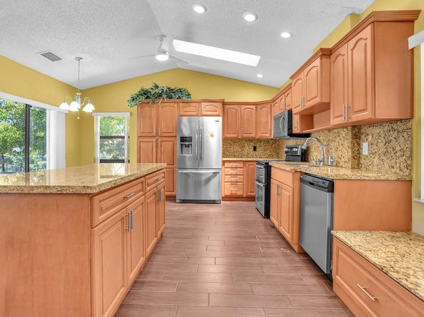 6621 NW 52nd St, Coral Springs FL 33067