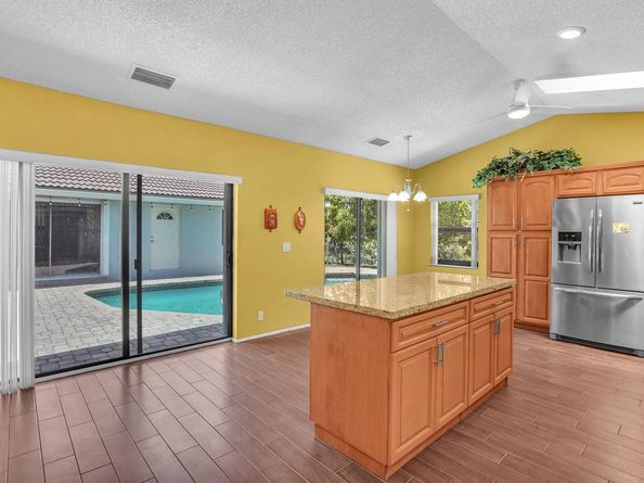 6621 NW 52nd St, Coral Springs FL 33067