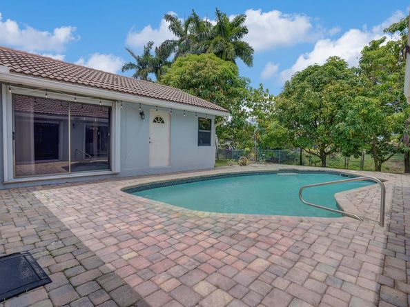 6621 NW 52nd St, Coral Springs FL 33067