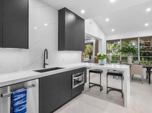 2330 Lake Avenue, West Palm Beach FL 33401
