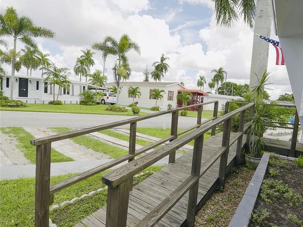 8520 SW 18th Ct, Davie FL 33324