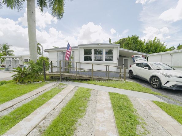 8520 SW 18th Ct, Davie FL 33324