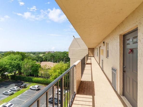3300 W Rolling Hills Cir 704, Davie FL 33328