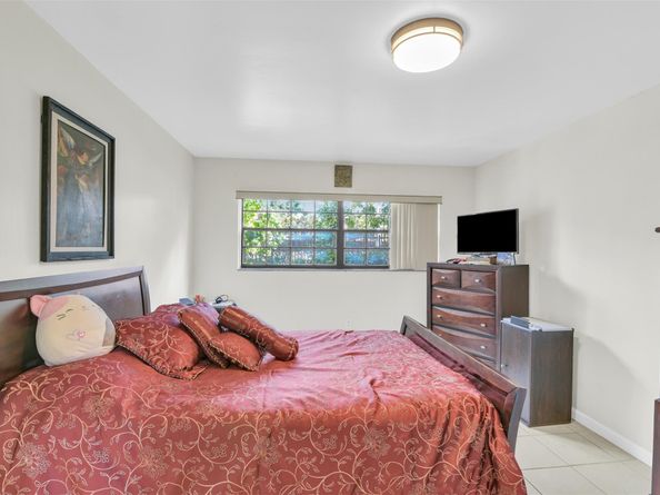 935 NE 199th St 10316, Miami FL 33179