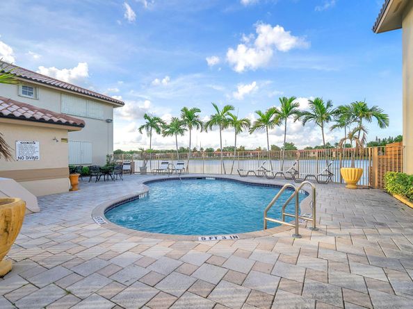 745 NE 195th St, Miami FL 33179