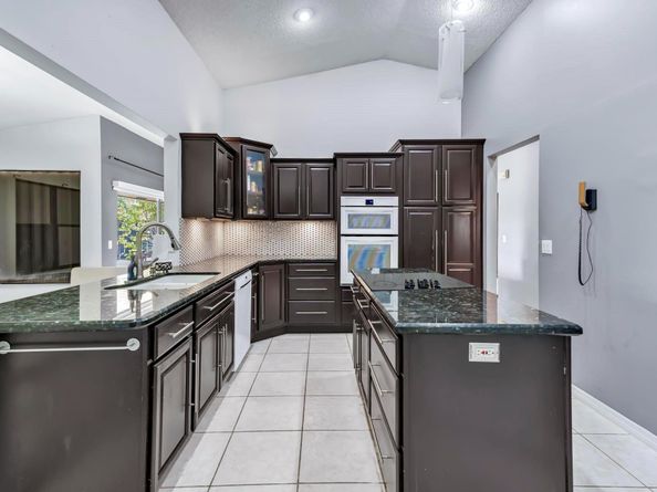 5720 W Waterford Dr, Davie FL 33331