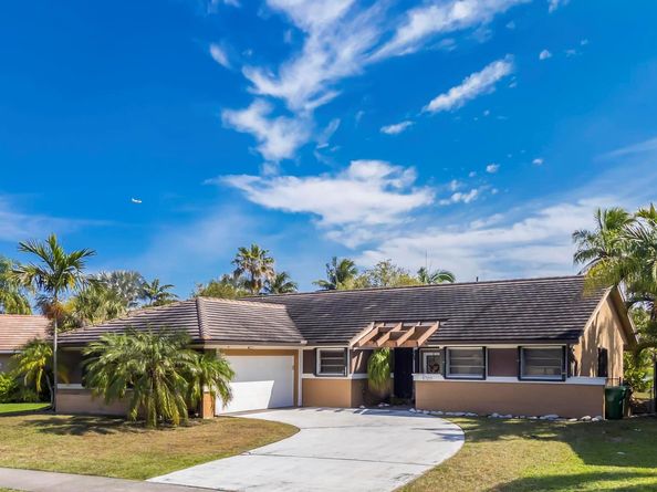 5720 W Waterford Dr, Davie FL 33331