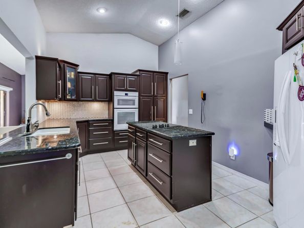 5720 W Waterford Dr, Davie FL 33331