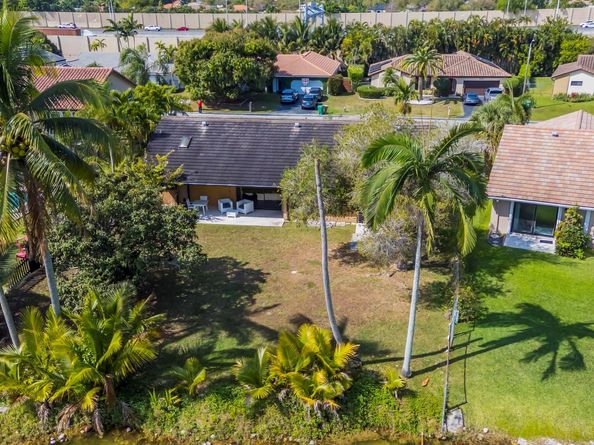 5720 W Waterford Dr, Davie FL 33331