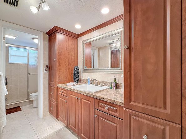 4270 NW 40th St 208, Lauderdale Lakes FL 33319