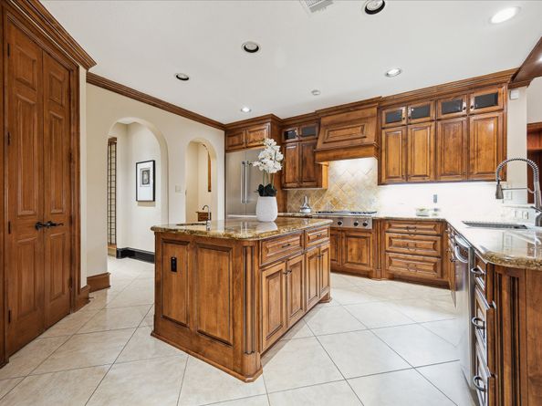 2050 DIAMOND SPRINGS Drive, Houston TX 77077