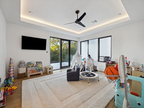 7 Lana Lane, Houston TX 77027