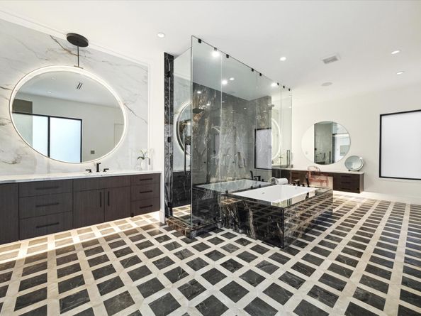 7 Lana Lane, Houston TX 77027