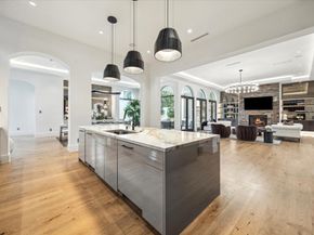 7 Lana Lane, Houston TX 77027