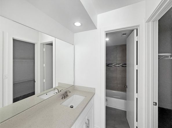 2829 Timmons Lane 209, Houston TX 77027