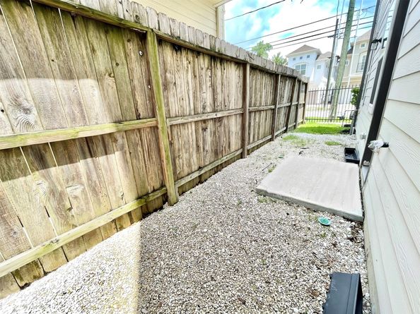 5813 Petty Street C, Houston TX 77007
