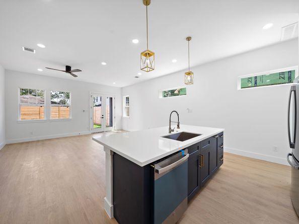 1307 Amundsen St N, Houston TX 77009