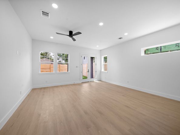 1307 Amundsen St N, Houston TX 77009